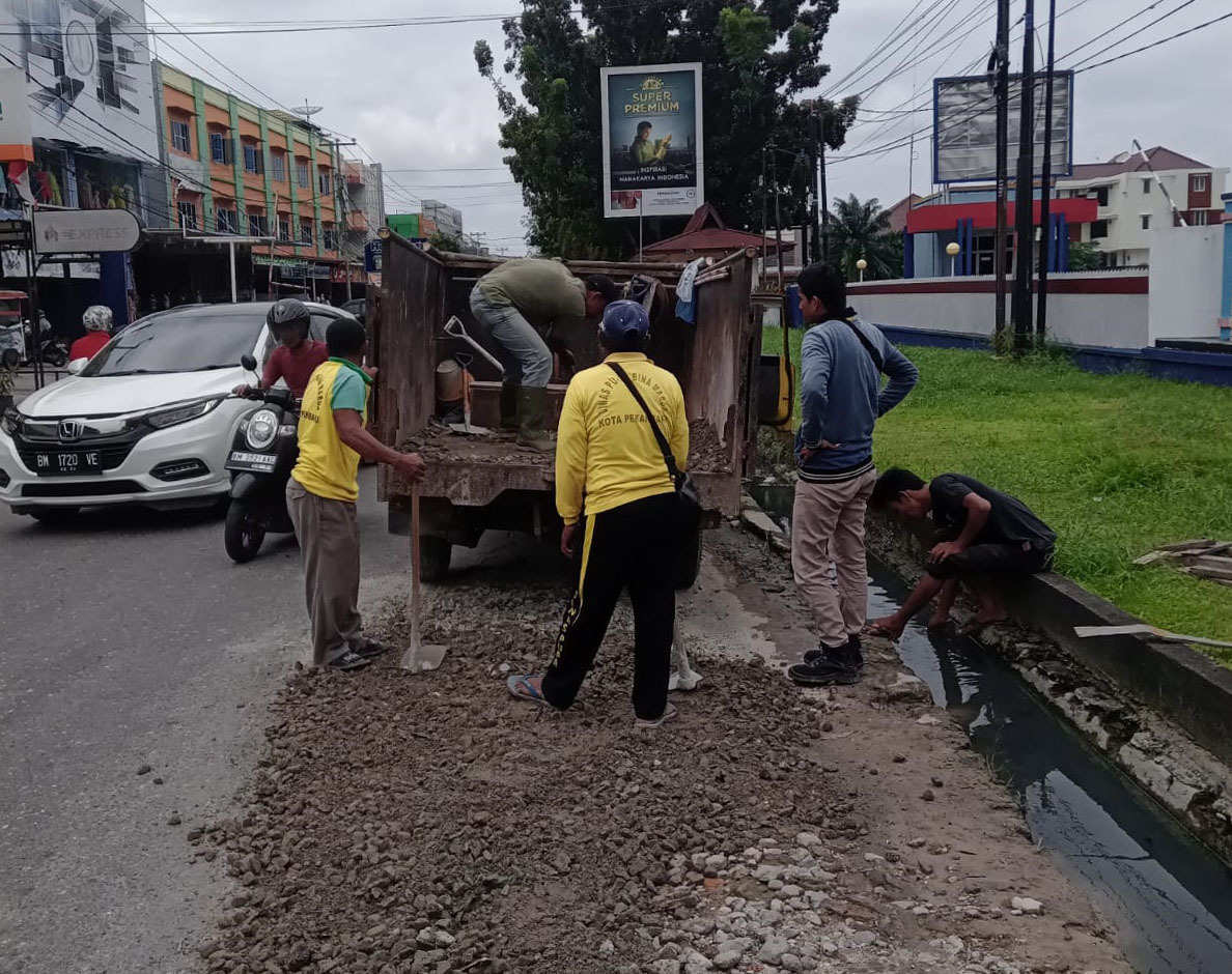 Dinas PUPR Kota Pekanbaru Perbaiki Jalan Berlubang di Jalan Durian