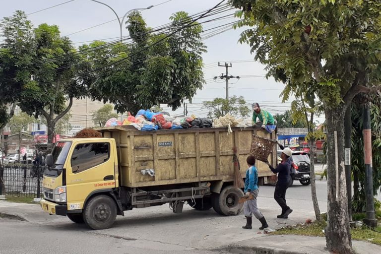 Pastikan Kebersihan Kota, Dinas LHK Pekanbaru Kerahkan Ratusan Kendaraan Angkut Sampah Tiap Hari