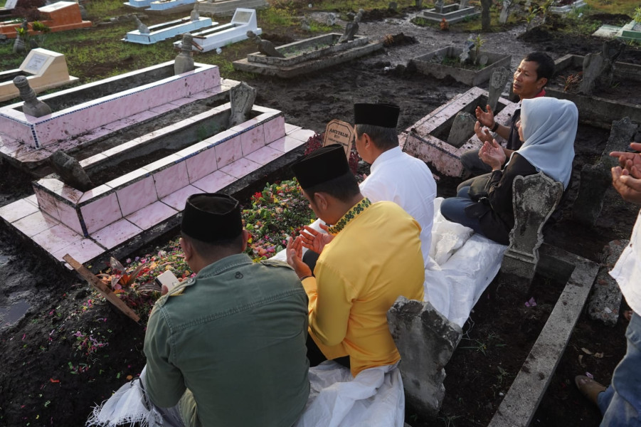 Ziarahi Maka Ucok Amyurlis, Gubernur Riau: Payah Mencari Orang Macam Almarhum Ini