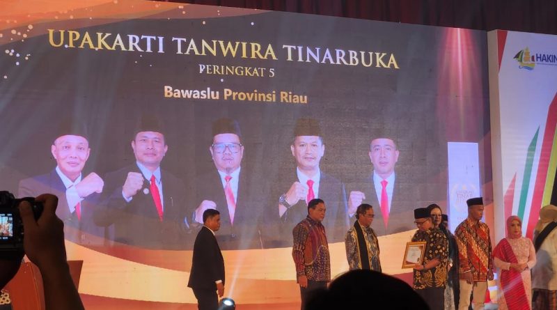 Bawaslu Riau Raih Penghargaan di Ajang Anugerah Tinarbuka Komisi Informasi Pusat