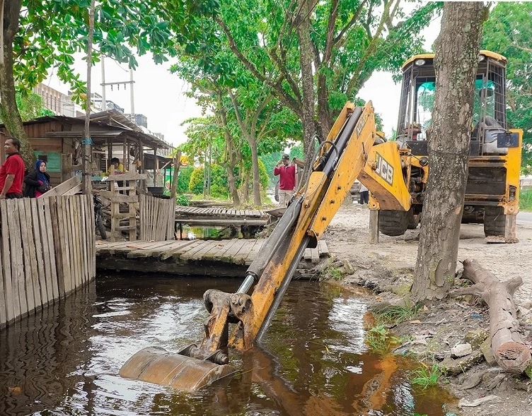 Cegah Banjir Kala Musim Hujan, Dinas PUPR Pekanbaru Lakukan Normalisasi Drainase Jalan Riau