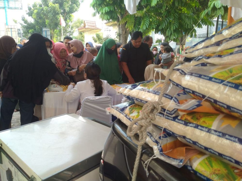 Warga Antusias Ikuti Operasi Pasar Murah Pemprov Riau di Kantor Camat Sukajadi