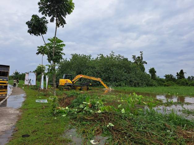 Jalan Sudirman Ujung Tergenang Banjir, PUPR Riau Turunkan Ekskavator Amfibi Bersihkan Parit