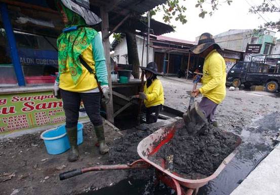 Parit di Jalan Riau Dipenuhi Lumpur Tebal, Dinas PUPR Pekanbaru Lakukan Pengerukan