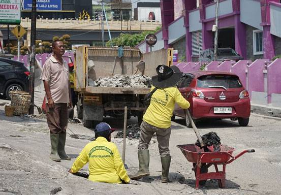 Cegah Terjadi Banjir, Dinas PUPR Pekanbaru Normalisasi Drainase Sepanjang Jalan Puyuh Mas