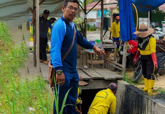 Dinas PUPR Pekanbaru Kerahkan Pasukan Kuning Keruk Endapan Drainase Jalan Soekarno Hatta