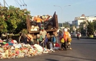 Kontrak Pengangkutan Sampah di Pekanbaru Dinilai Ngambang