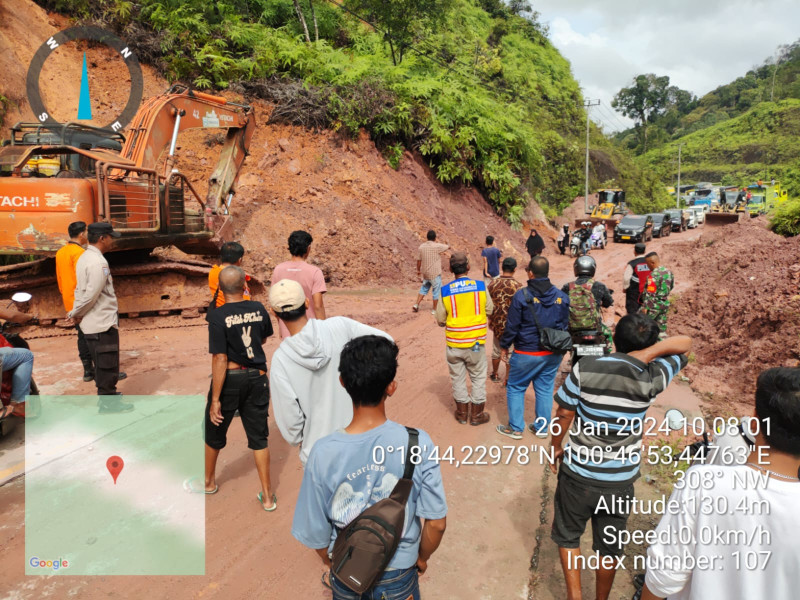 Alat Berat Bersihkan Longsor di Desa Tanjung Alai, Jalan Lintas Riau-Sumbar Sistem Buka Tutup